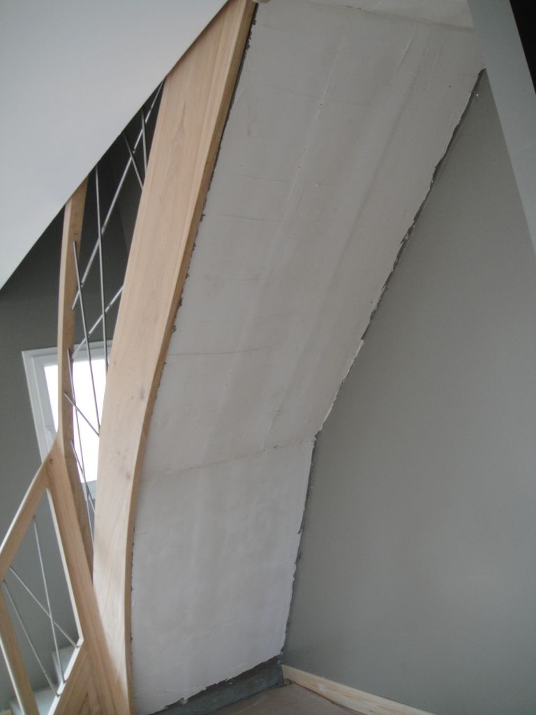 Finition sous escalier moche,en attente d'être refaite