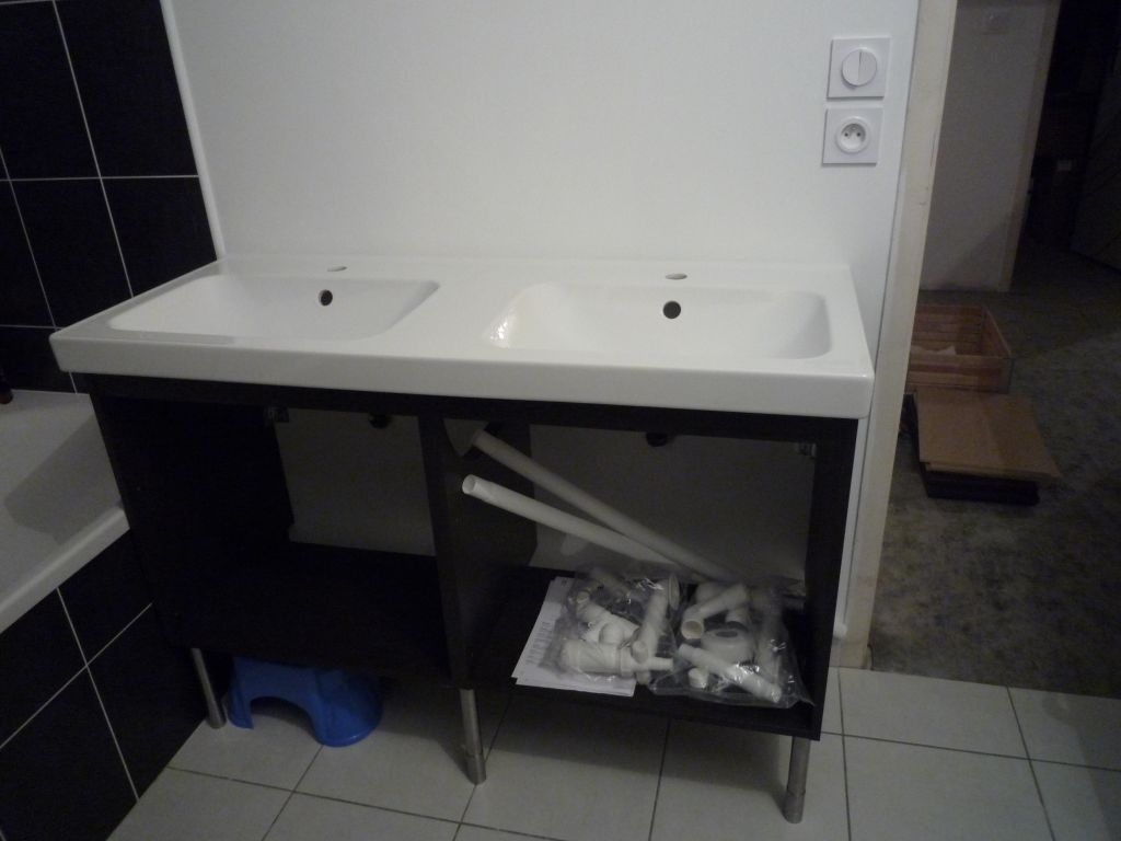 Salle de bain : meuble en cours de montage