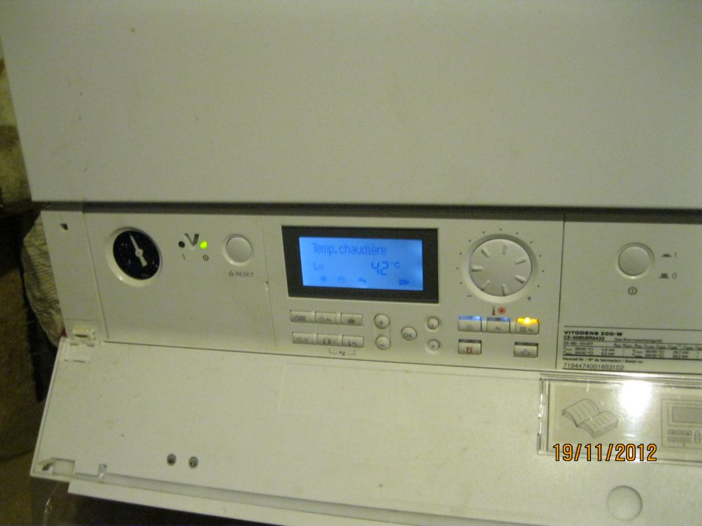 Chaudire gaz  condensation marque Viessmann, modle VITODENS 200-W. Appareil de rgulation VITOTRONIC 200.