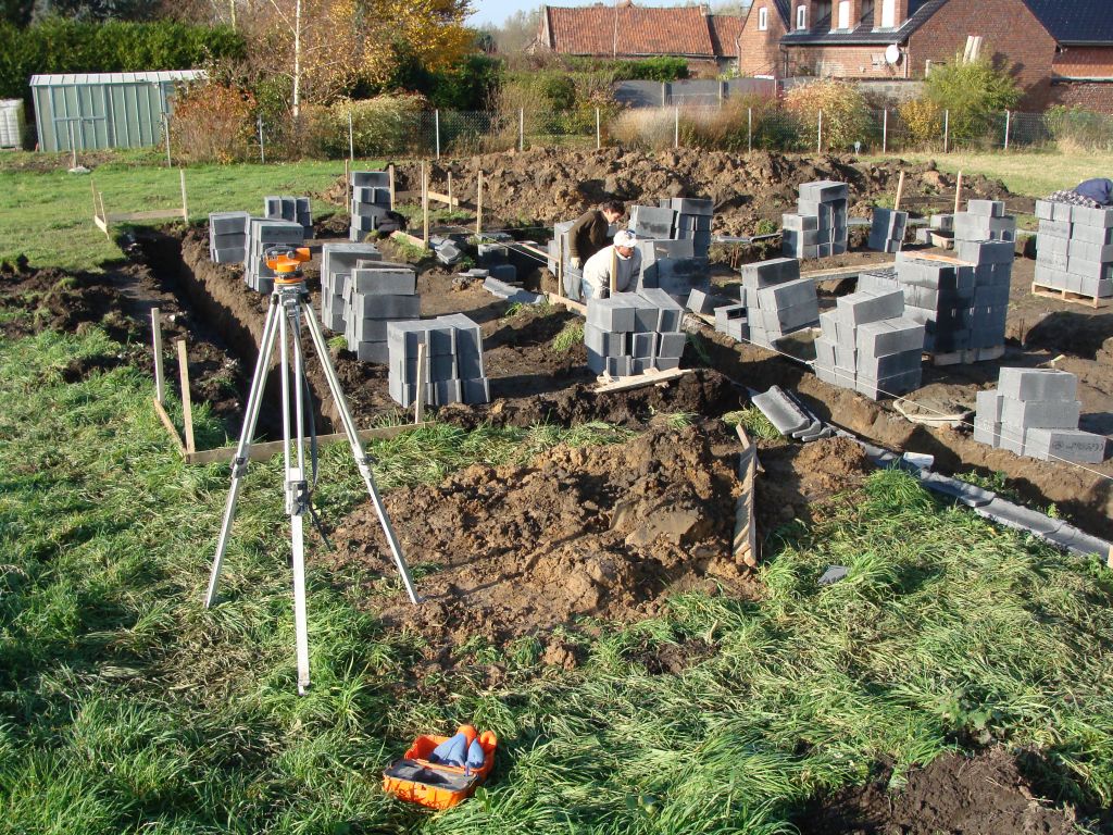 dmarrage maonnerie des fondations, sur la gche futur terrasse.