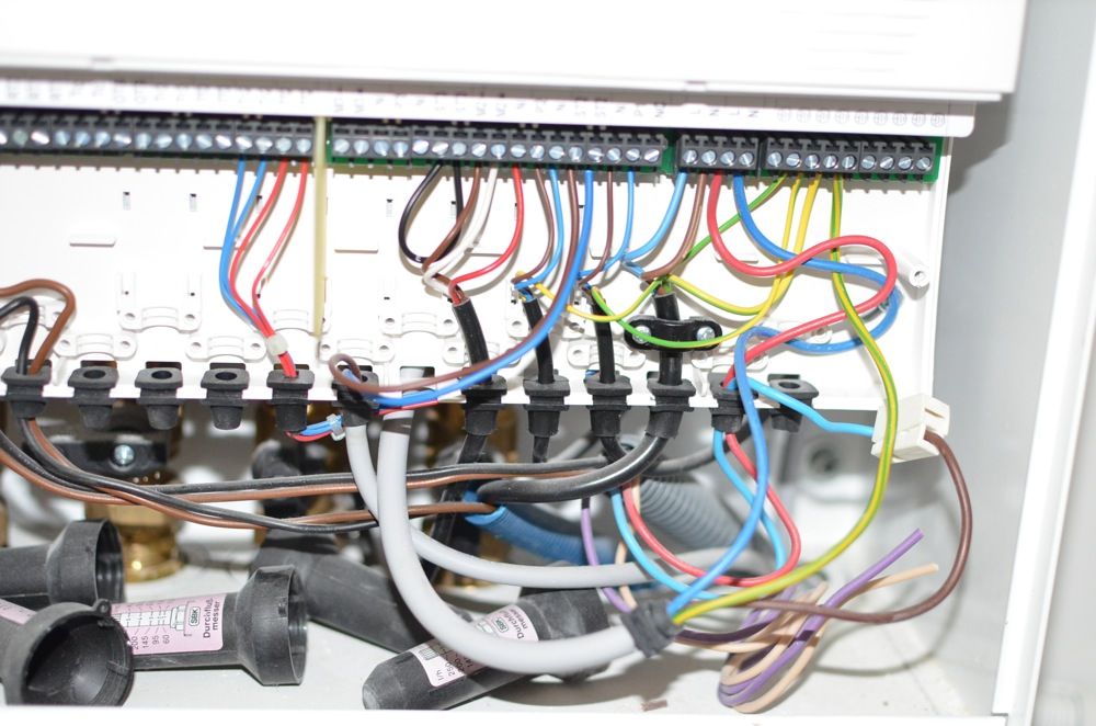 Photo du groupe de transfert de la chaudi�re (coffret des circulateurs) montrant un beau fil bleu connect� � un beau fil marron via un connecteur et, cerise sur le gateau, le fil bleu, c'est la phase !