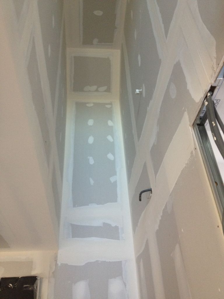 La hauteur de plafond au dessus de l'escalier. J'avoue qu'on n'avait pas vu ça comme ça, il va falloir réfléchir à la façon de décorer cet espace