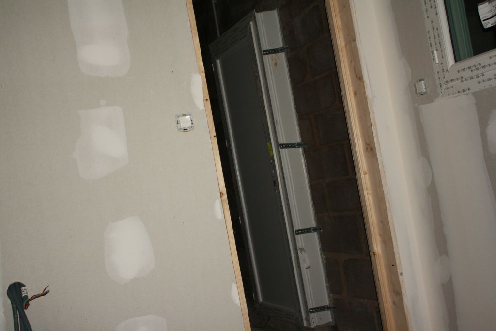 Vue sur la porte de service du garage. Etrangement, ML a décidé de décaler la porte vers l'intérieur, "au cas où on veuille isoler" cette façade du garage. C'est assez choquant d'un point de vue esthétique