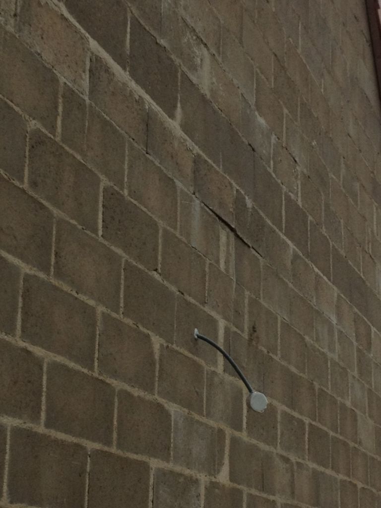 Les parpaings sur ce mur ont bougé