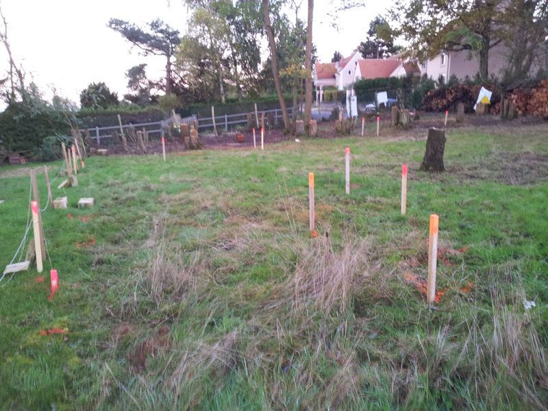 Marquage du terrain par des piquets pour le terrassement