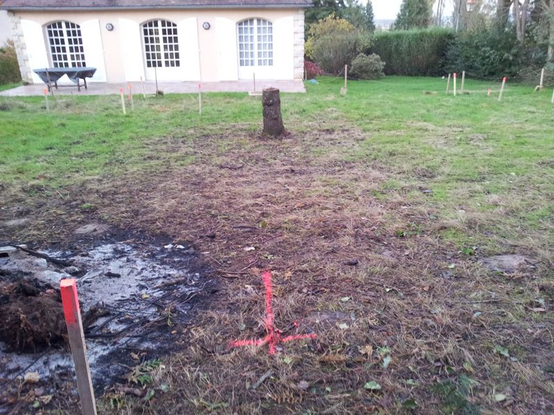 Marquage du terrain par des piquets pour le terrassement