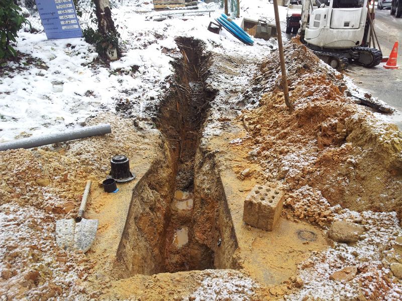 Raccordement  l'eau potable en cours (chantier sous la neige)