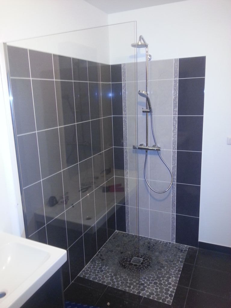Colonne de douche et première paroi en verre installée