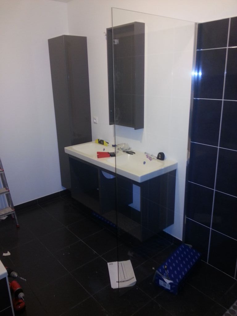 Meubles de salle de bain installés mais sans les finitions (tiroirs, ...)