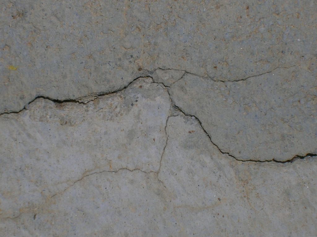 Fissuration du dallage extérieur (terrasse).