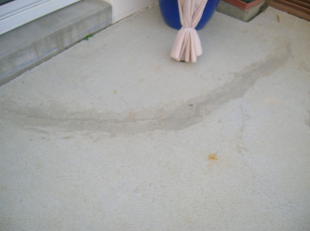 Fissuration du dallage extérieur (terrasse).