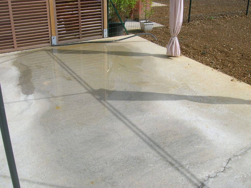 Non-conformité du dallage extérieur (terrasse).