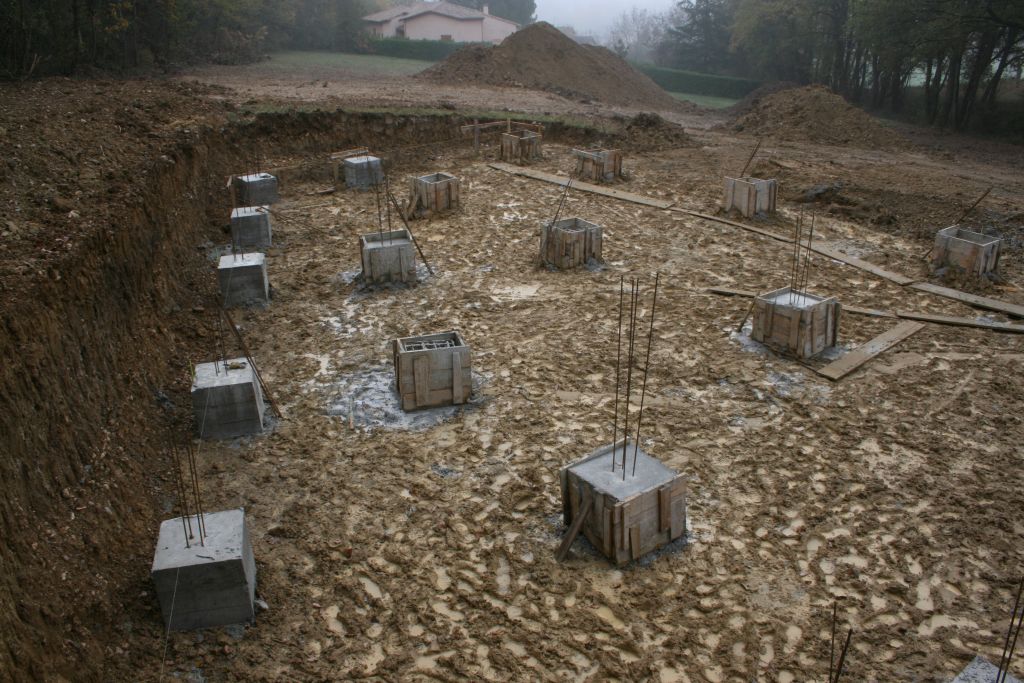 Une petite vue d'ensemble du chantier. 
<br />
Certaines ttes pieux sont termins, d'autres en cours et donc partiellement coules. Faut dire qu'ils ont plac la betonnire bien loin et font des allers et retours.