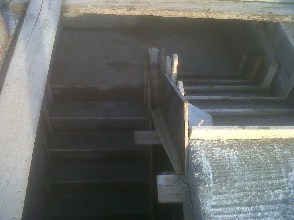 Et voil un bel escalier pour descendre  la cave ))
