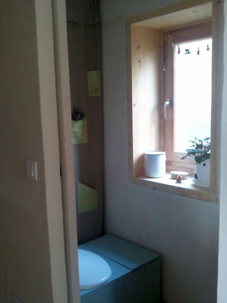 Les toilettes sèches du bas