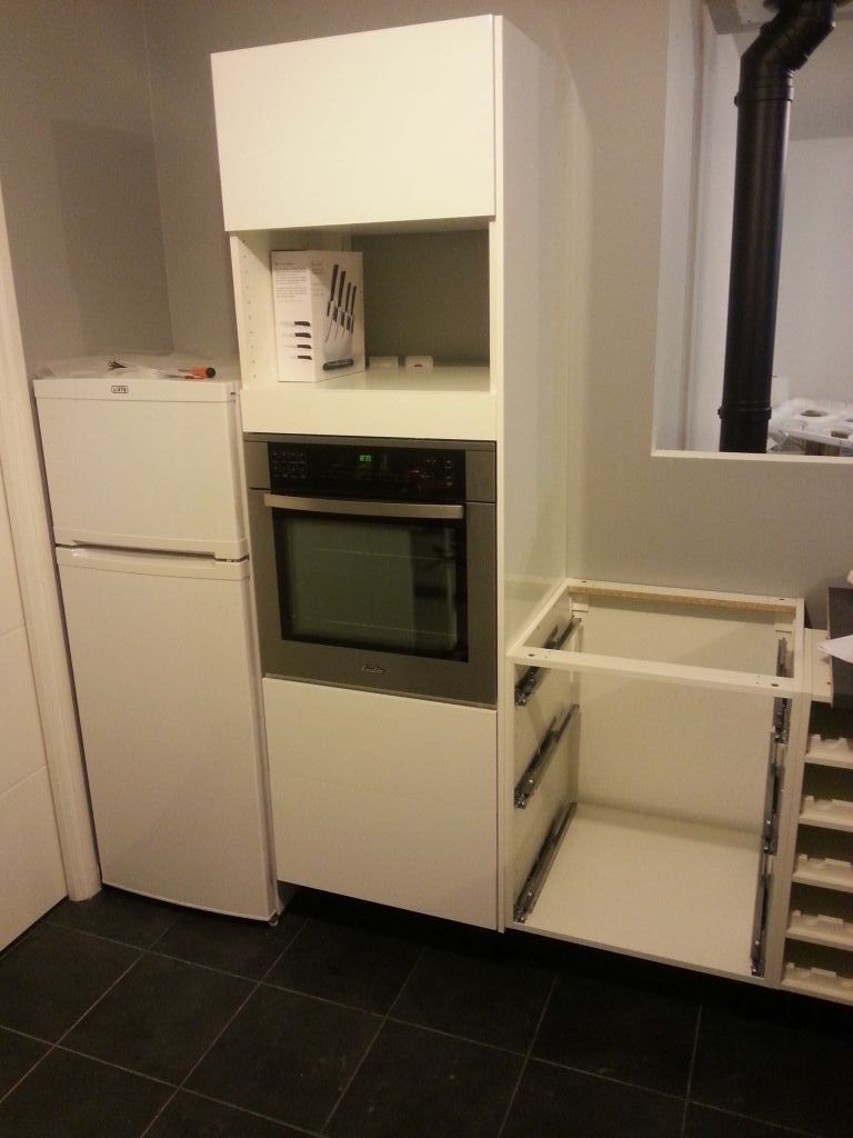 Meuble armoire avec le four installé et le frigo à côté