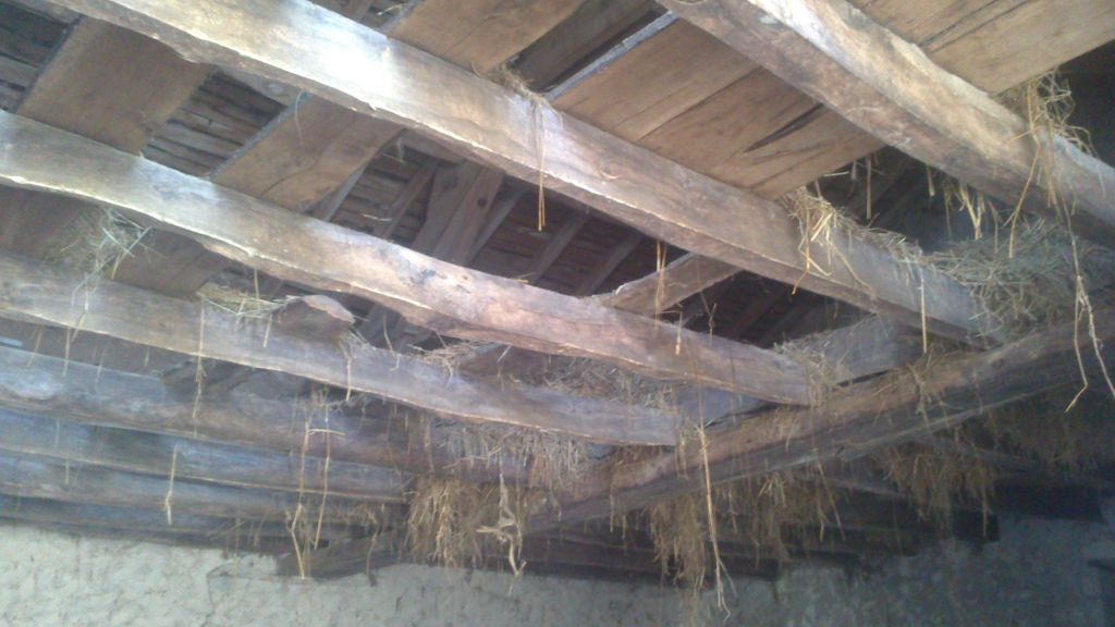 Etage de la petite grange. On tombe la paille puis le plancher.