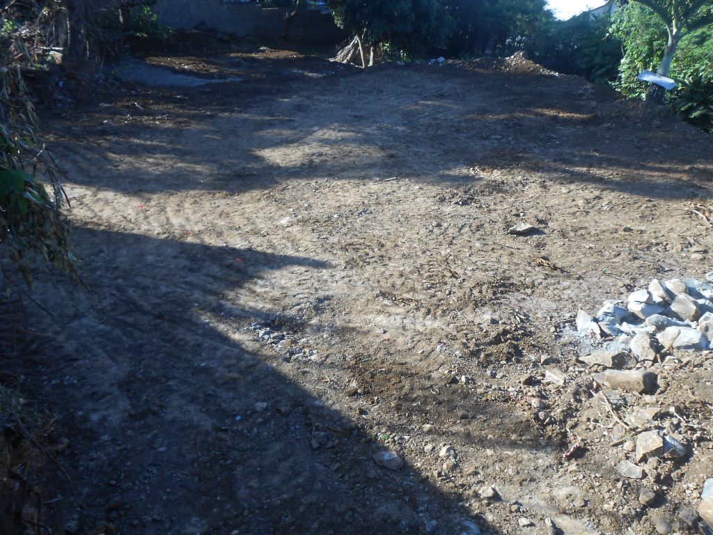 Ca y est notre terrain est plat et sans arbres