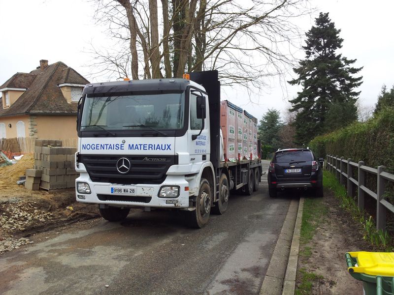 Livraison des briques pour les murs du RDC