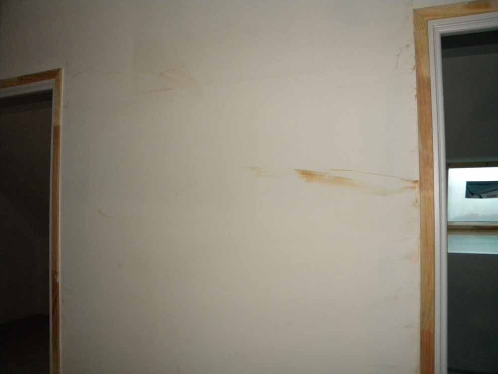 traces marron sur le mur du couloir !