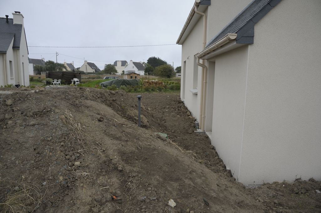 le tertre qui s'avere tre la fosse: 1.M de haut et proche de la maison, la tondeuse ne passe sort pas...