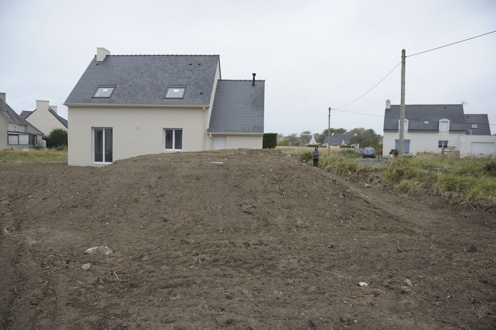 le tertre surmont de la fosse 1.5M de haut et pratiquement le double au sommet d'un tertre pour e type de maison. trs esthtique.