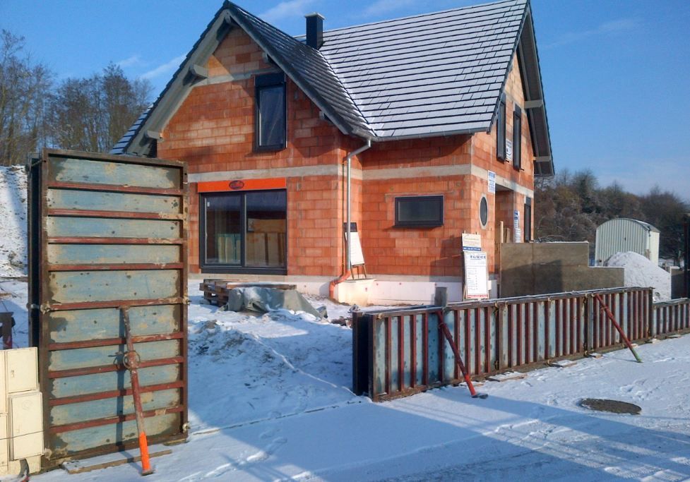 coffrage et coulage du muret (50cm) devant la maison.
