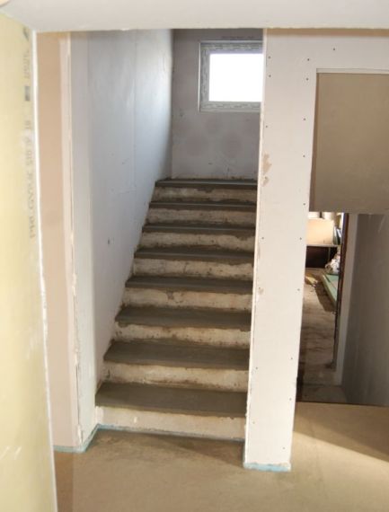 chape sur escalier avec égalisation des hauteurs de marche