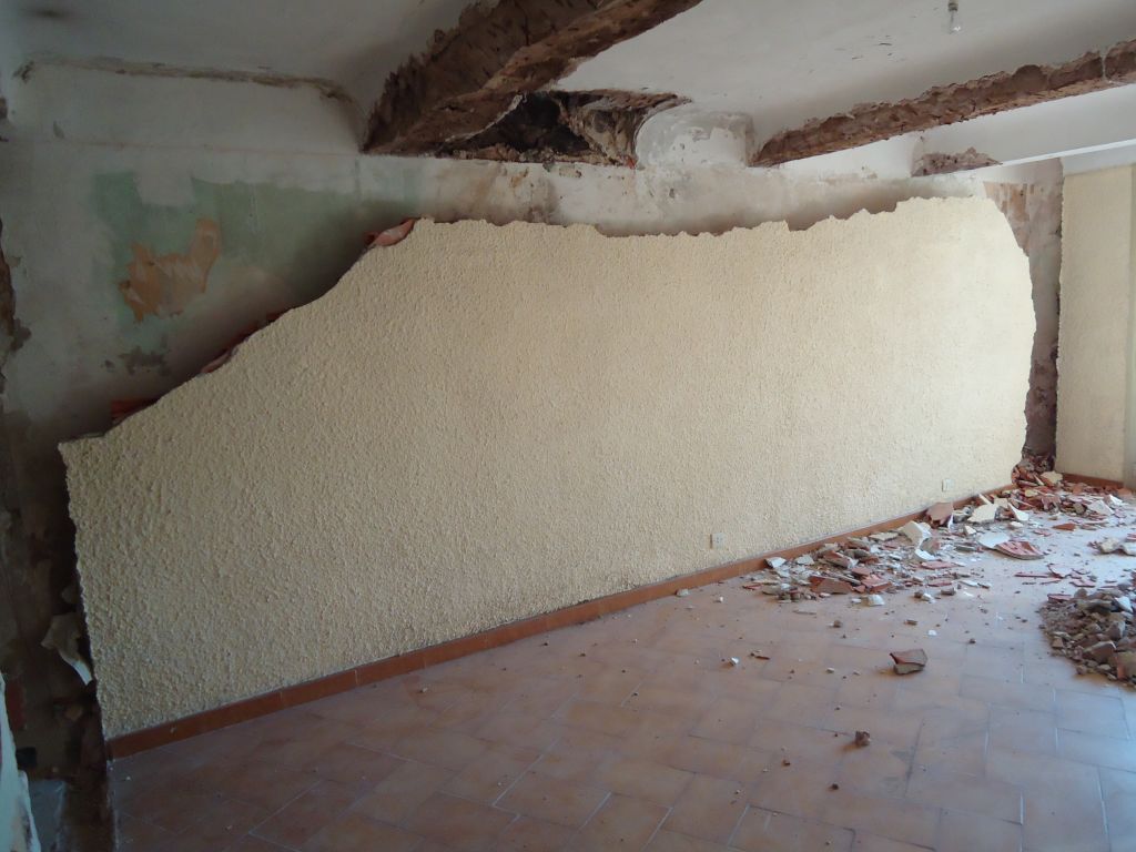 Cloison de briques dans la salle à manger
