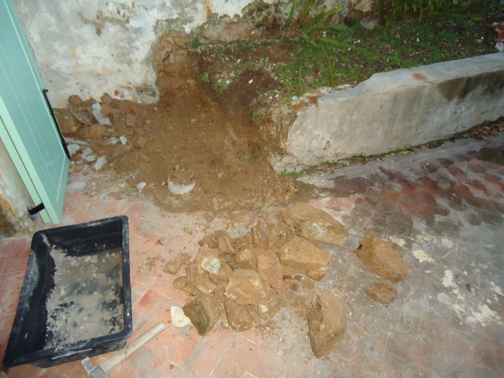 Début de la suppression d'un côté du muret de la terrasse