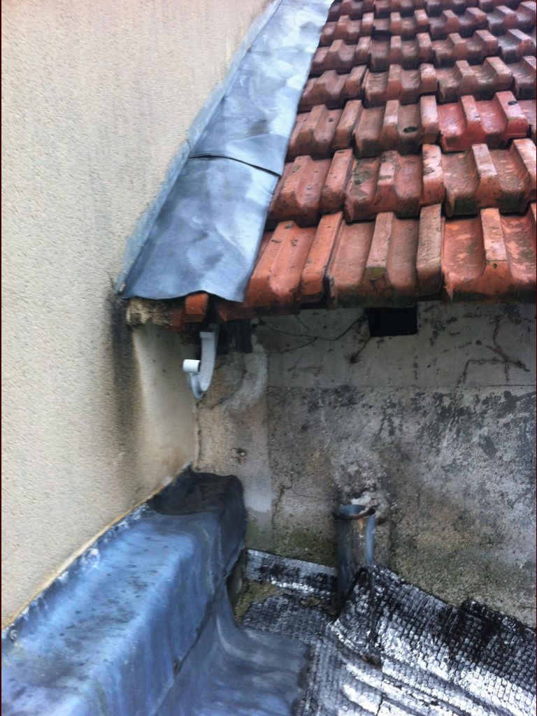 Pose de solin en plomb pour une toiture d'une maison mitoyenne à