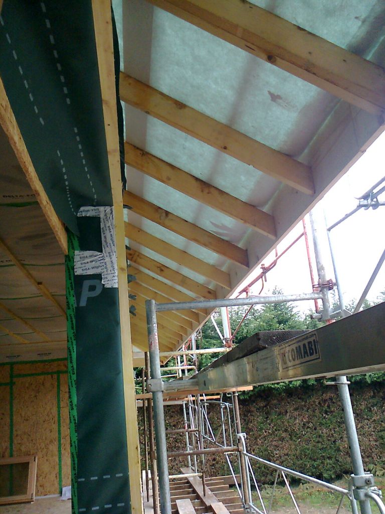 Vue du dpass de toiture avec le pare pluie en attendant la couverture