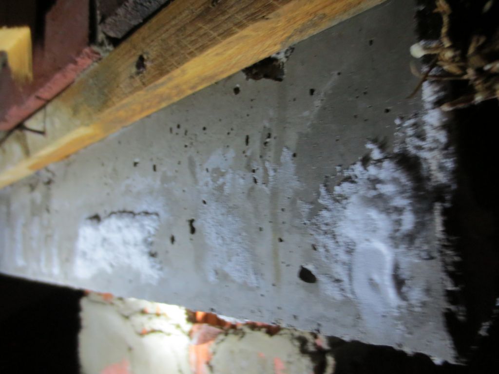 Conduit de chemine
<br />
des traces suspectes comme de la "poudre" - 
<br />
resultat de l'eau qui dgele, qui s'infiltre ?