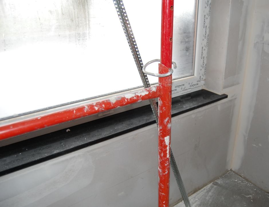 pose des tablettes de fenetre, granit noir pour la SDE du RDC, Cuisine et ici dans la montée d'escalier