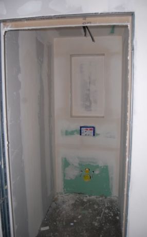 toilette de l'étage, vue sur la niche qui va acceuillir les rouleaux de papier....