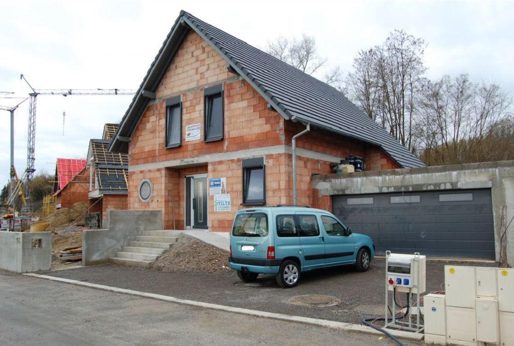 concassé sur l'avant de la maison.
