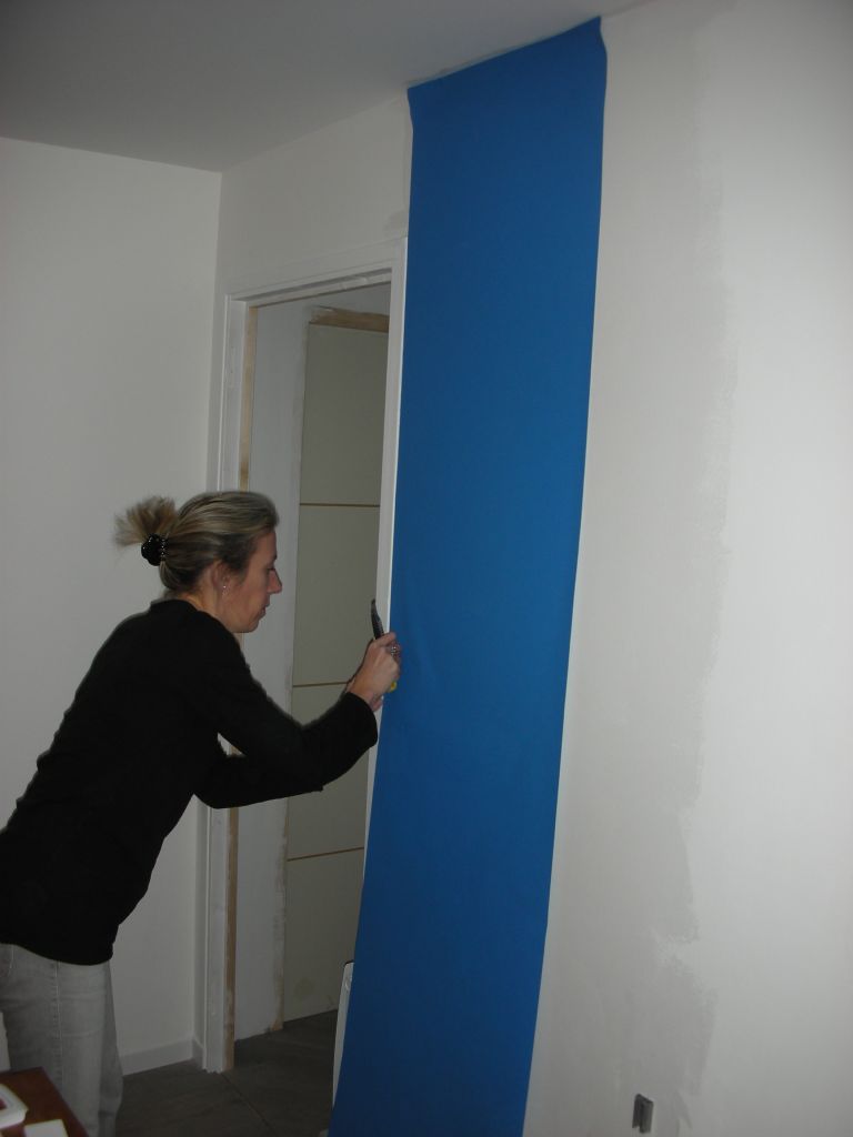 Pose du papier peint dans la chambre de Noah