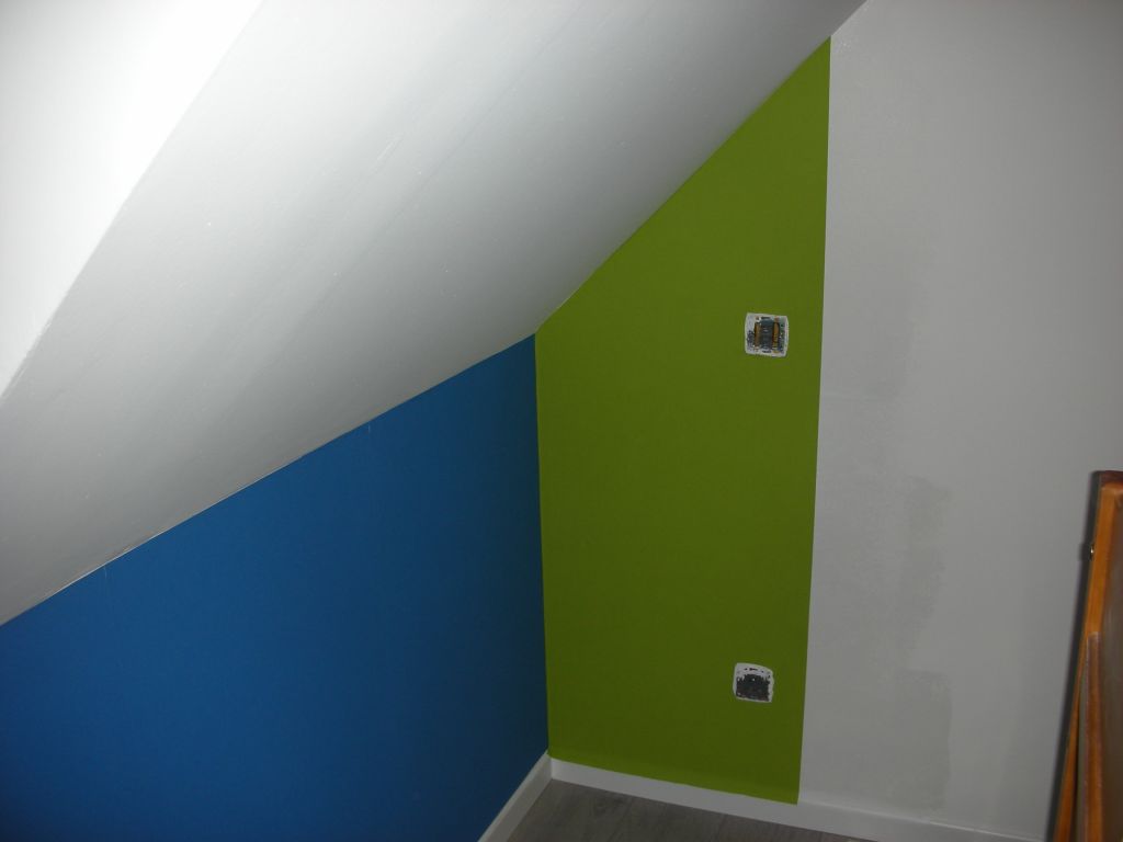 Pose du papier peint dans la chambre de Noah