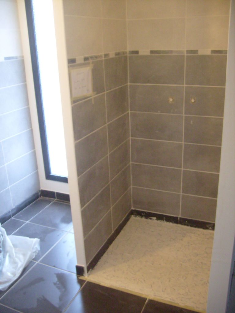 coulage des joints sur galets de la douche du bas.