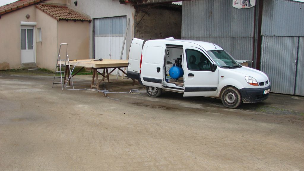 On profite d'une claircie pour sortir travailler hors du hangar...