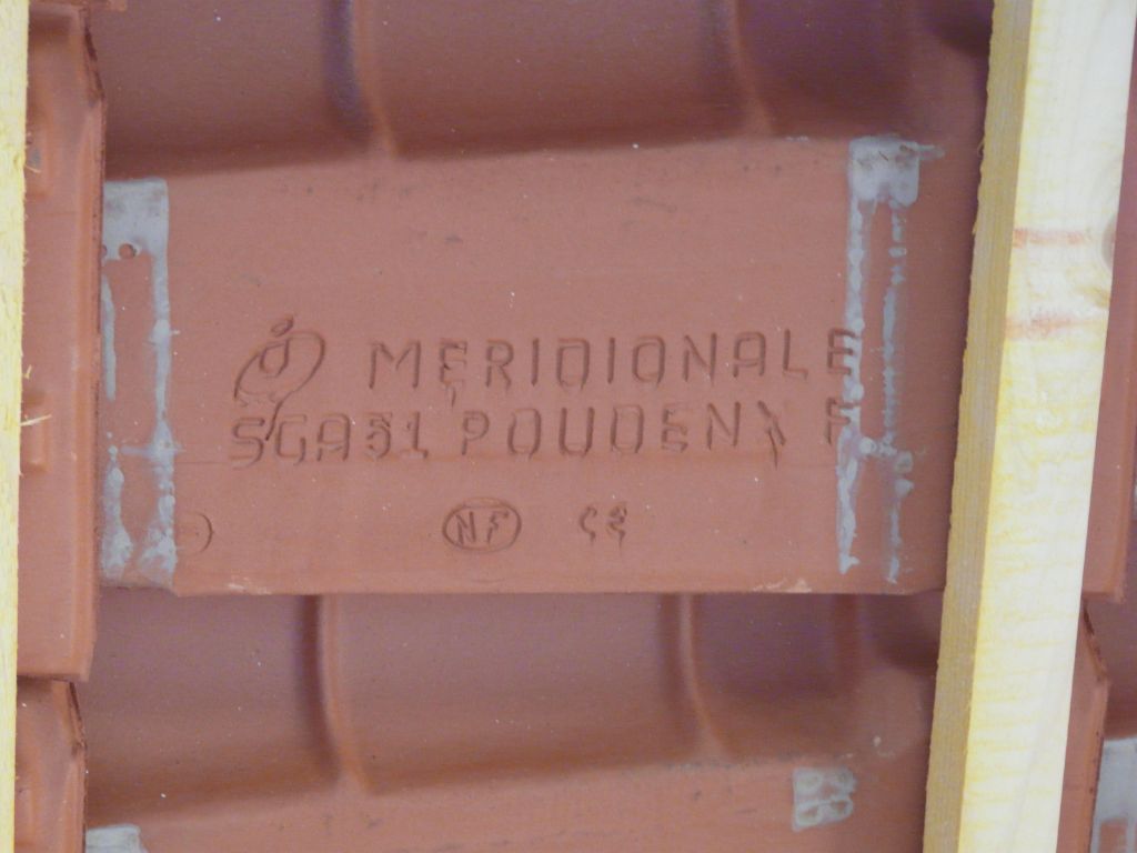 Tuile m�ridional poudenx pastel (vue de dessous)