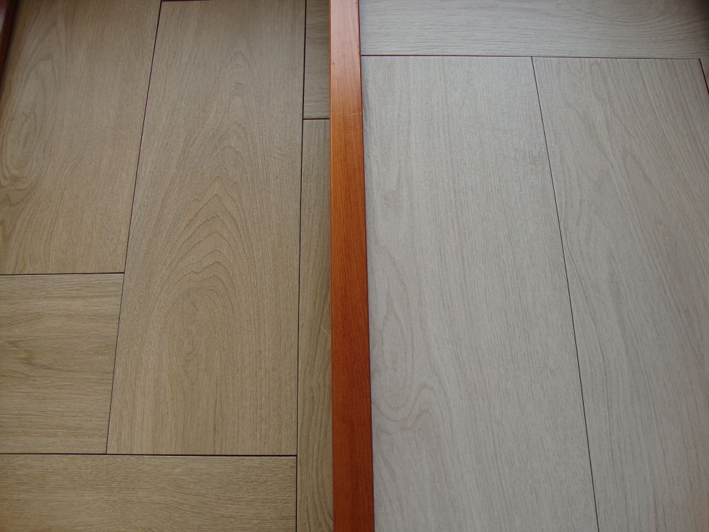 Carrelage imitation parquet. Celui de gauche pour ma chambre et celui de droite pour la seconde chambre en bas.