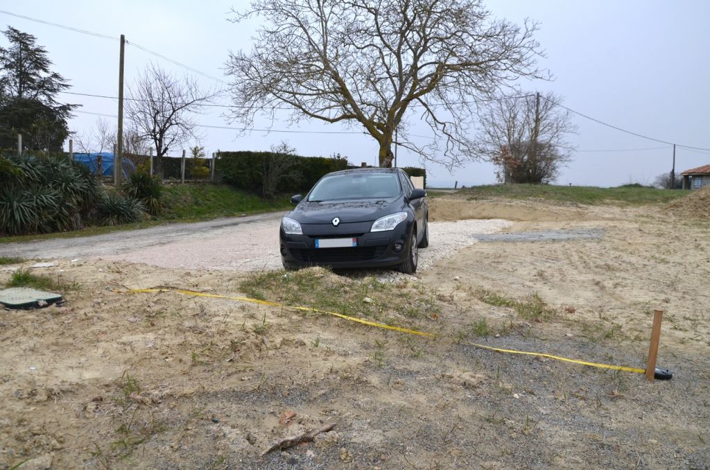 Future entre est-ouest entre le piquet et la limite du terrain.