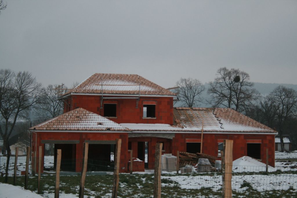 La maison est en train d'être couverte. Ce sont des tuiles Monier plein ciel dune sable. Je les imaginais moins claires ...mais peut-être est-ce parce qu'elles sont à côté des briques rouge foncé qu'elle semblent aussi claires. Quand je les ai vues sur d'autres maisons (sur internet) elles  me semblaient plus foncées et plus contrastées. Si certains d'entre vous ont utilisé ces briques, pouvez-vous me donner votre avis.