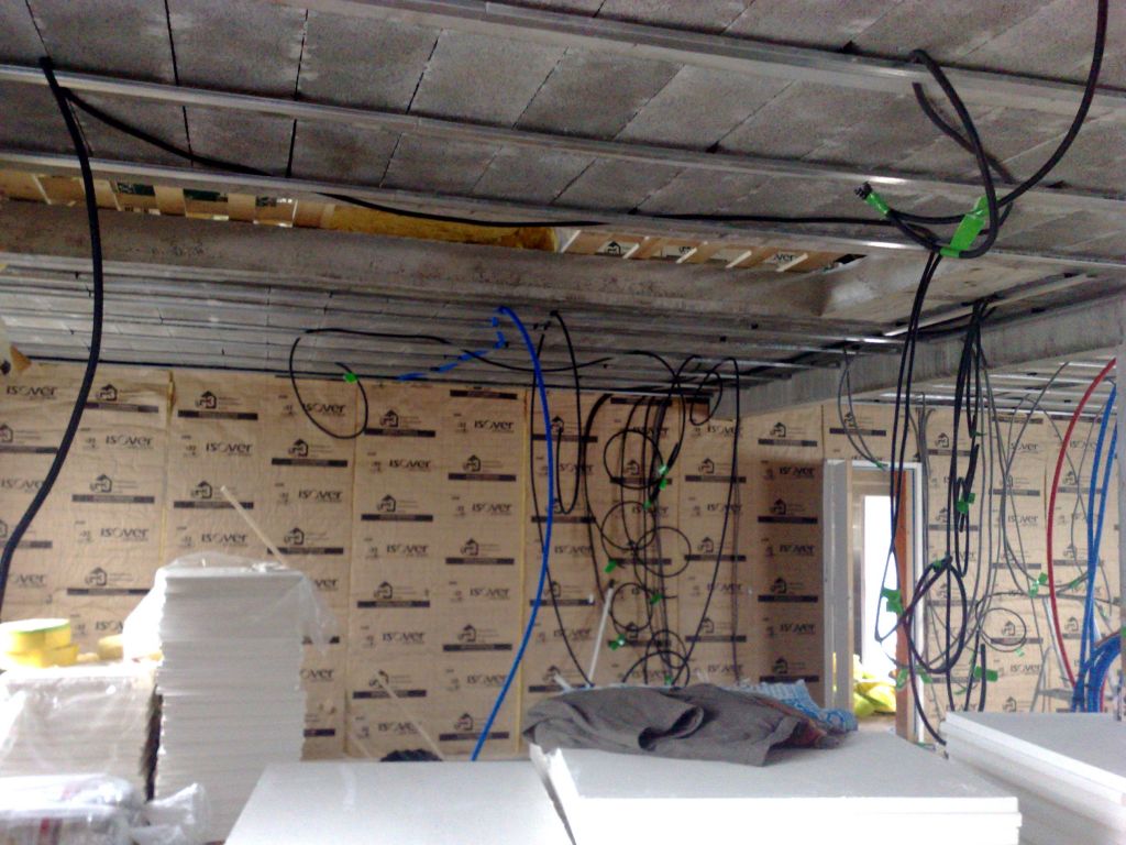 Mise en place des gaines d'électricité et de plomberie pour le faux plafond