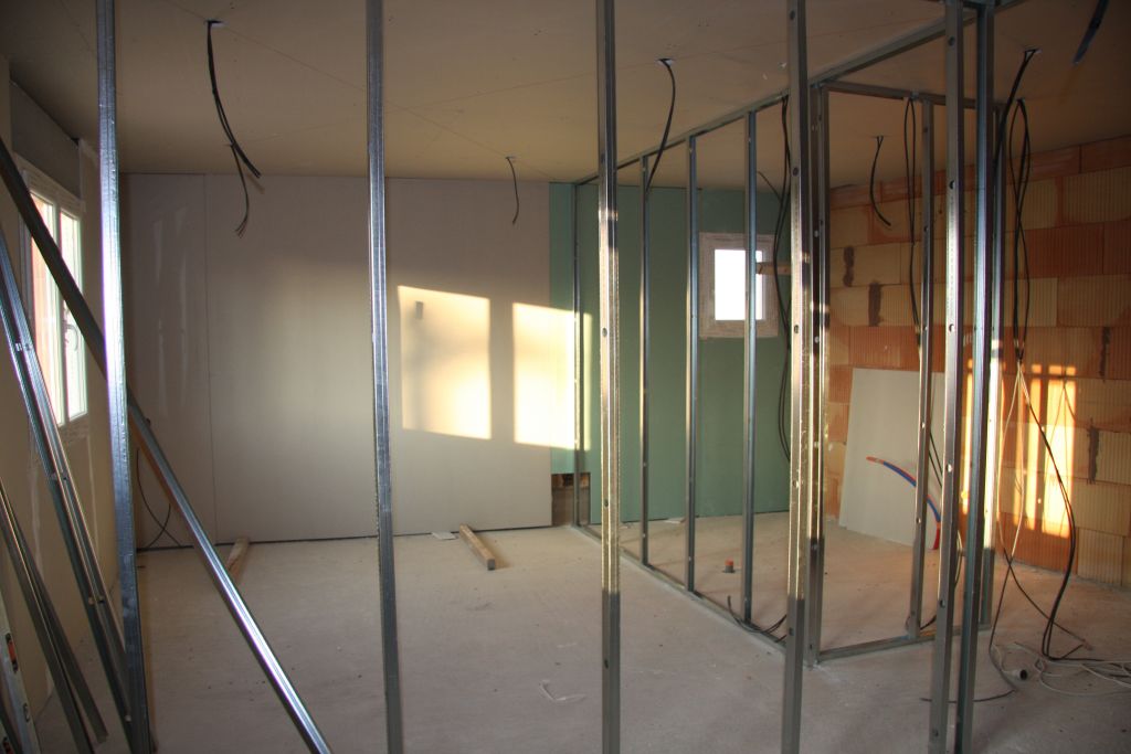 Ci dessous photos d'une des chambre du haut avec en plus vue sur la salle bain, Au plafond placage avec isolation de 40cm de laine souffle,sur les murs placo polystyrene, isolation phonique pour les murs de sparation,rail mtallique pour l'acceuil des cloisons et placo hydro bien entendu pour la salle de bain.