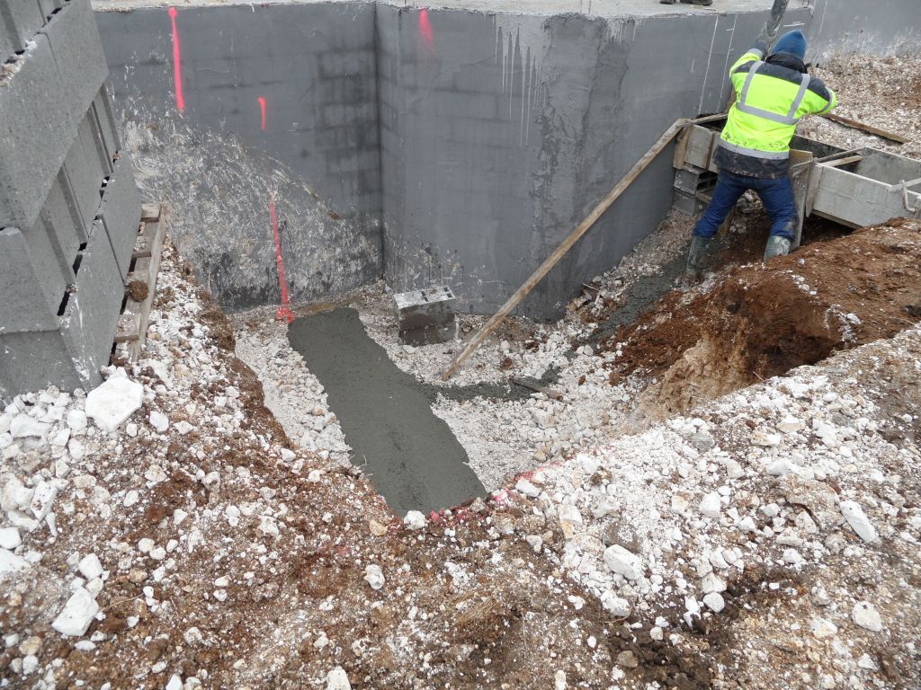 Coulage des fondations de la future terrasse...