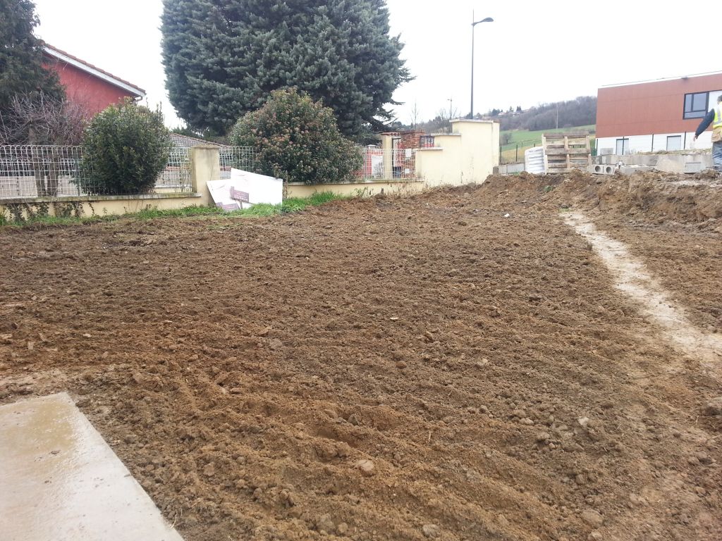 Terrassement et muret en cours