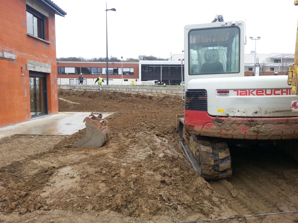 Terrassement et muret en cours