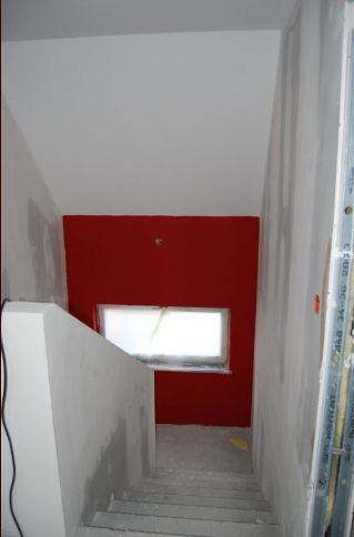 peinture mur montée d'escalier, vu du haut